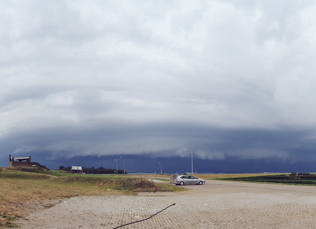 Edwinloos69's tweet image. Hier in Zeewolde (Flevopolder) was er een mooie zichtbaar op de bui. Mooie plaatjes weer ^^