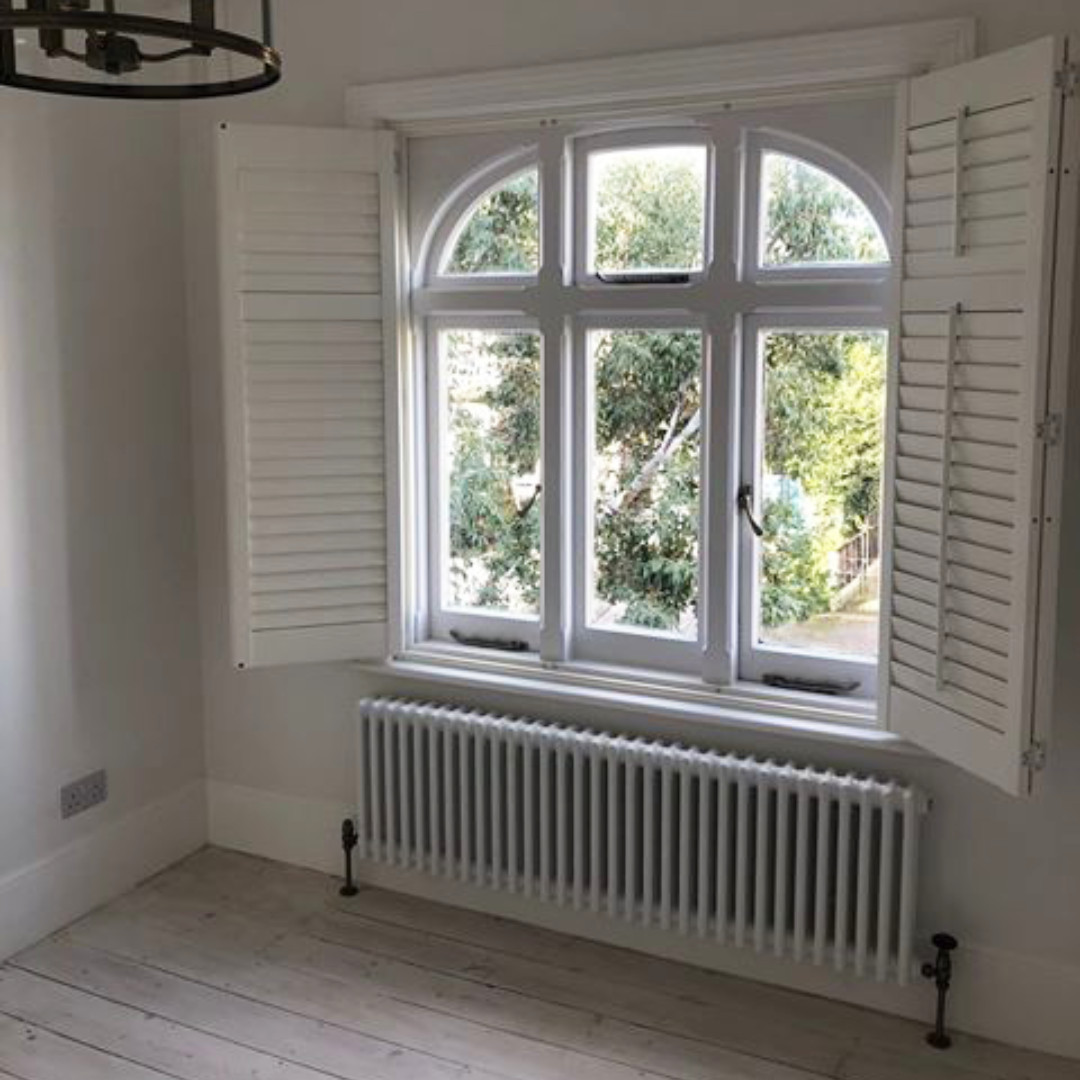 Columnrads's tweet photo. Fresh and full of character. White column radiator with dark valves and acents throughout. Monochrome is a great way to keep decor simple and stylish.

📷  @our_victorian_home_by_the_sea

#mycolumnrads #columnrads #whitecolumnradiator #shutters #periodhome #showusyourrads https://t.co/0csFlZnTGM