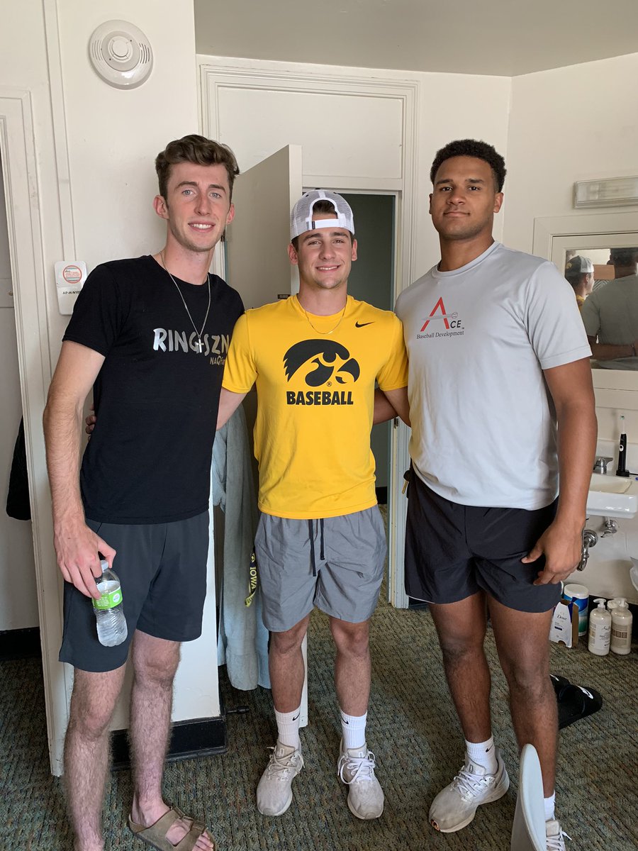Lunderton's tweet photo. Welcome to campus Jackson, Anthony and Tyson! Go Hawks! https://t.co/ztKQcVuHA9