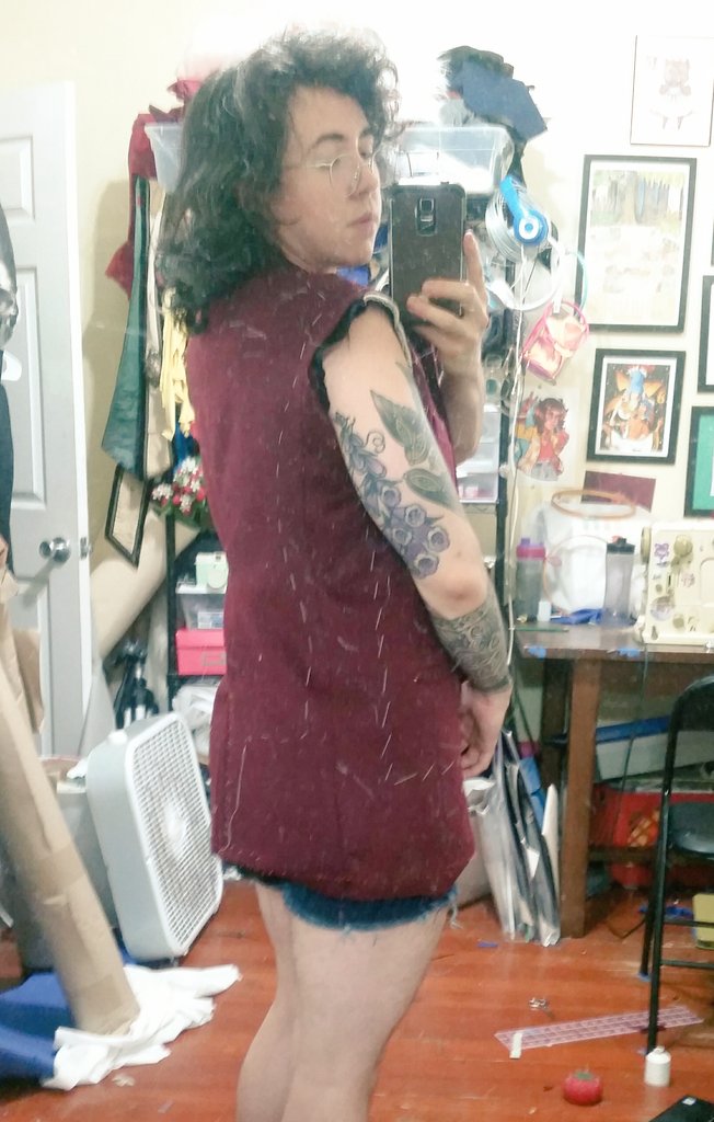 Very quickly basted the shoulders just to be able to put it on, it's looking good so far :'3