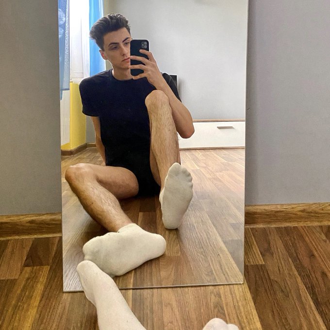 Mirror, tell me who is the most beautiful in the world? ??

#gay #gays #gayselfie #gaylokal #gaywhitesox