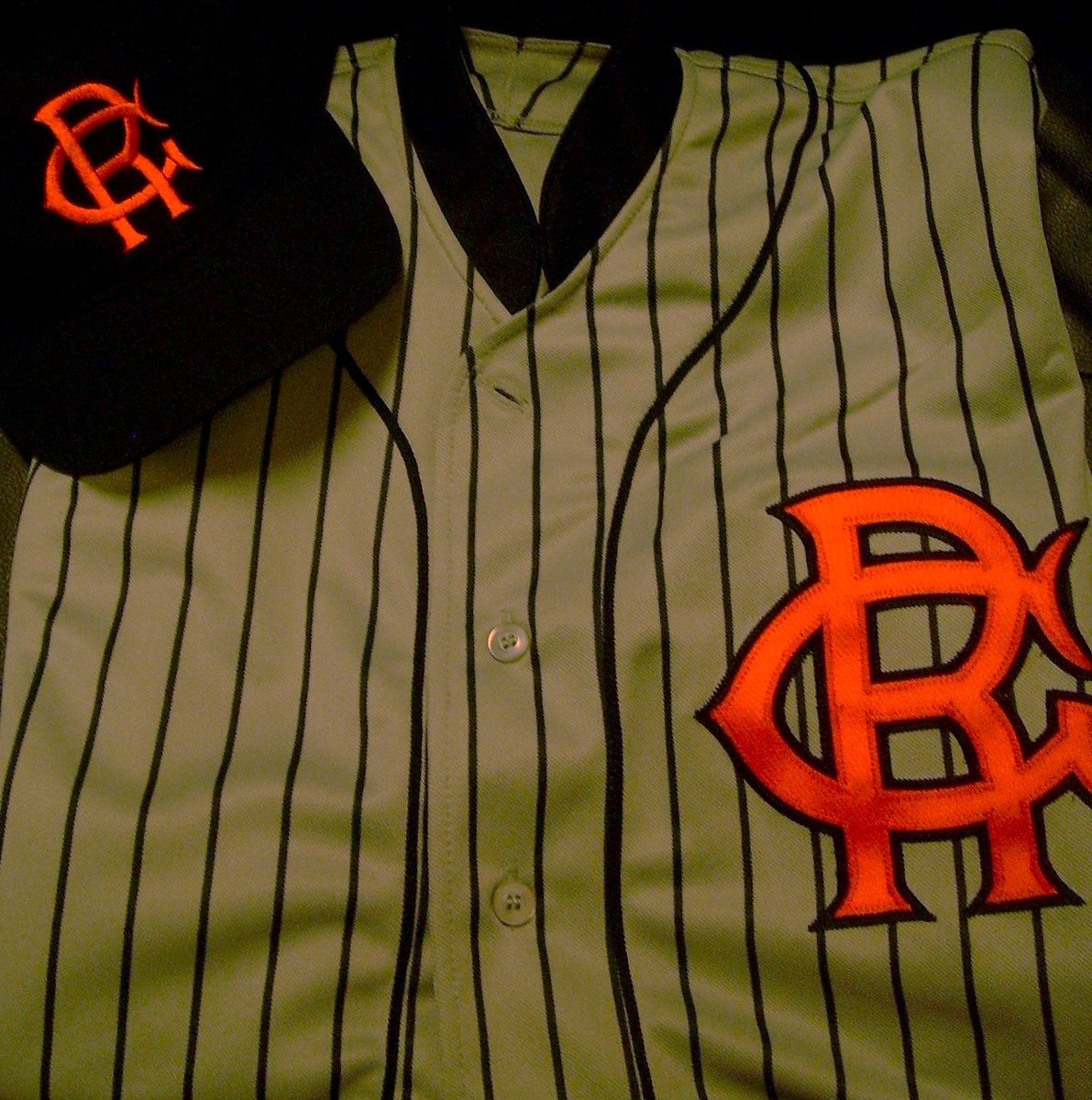 winebibbing's tweet image. How incredible does Lincecum look in the Brooklyn Royal Giants uni in 2008? That and the Cincinnati Tigers cap from 2011 with the red underbrim are both🔥