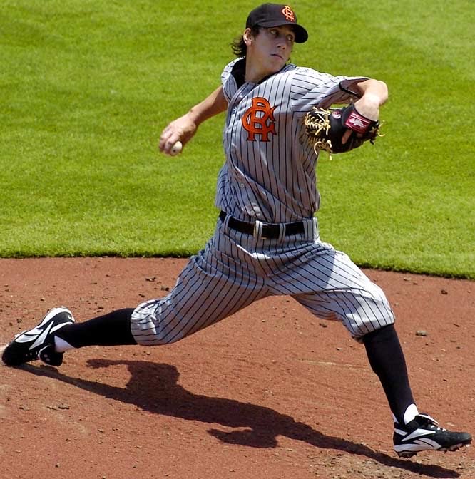 winebibbing's tweet image. How incredible does Lincecum look in the Brooklyn Royal Giants uni in 2008? That and the Cincinnati Tigers cap from 2011 with the red underbrim are both🔥