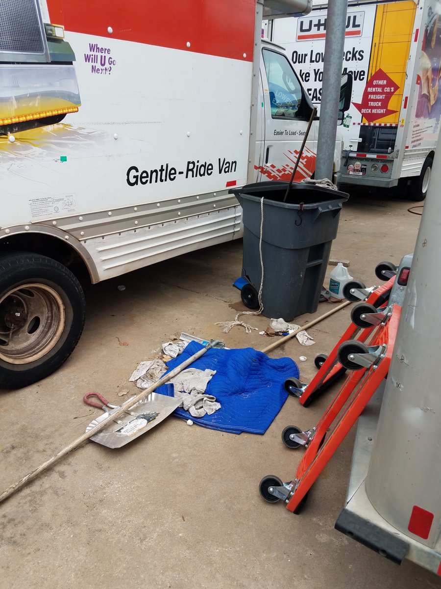 kendallybrown's tweet photo. I was just at a UHaul store &amp; it was a NIGHTMARE. Dozens of trucks parked wherever they could fit, blankets/trash on the ground outside, trucks with people's stuff still inside, etc.

You could *feel* the panic in the air around you.

This is what an eviction crisis looks like. https://t.co/GeDWfPTa8H