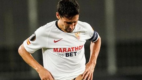 PabloPintinho's tweet photo. Esta foto habla a la perfección de lo que es el #SevillaFC. Un  campeón de todo lo que hay en el fútbol, llorando de emoción por conseguir el pase a una final. Ambición, esfuerzo, garra, sufrimiento... Jesús Navas es el mayor ejemplo de todos los valores que tiene el club https://t.co/kp00BaFKzf