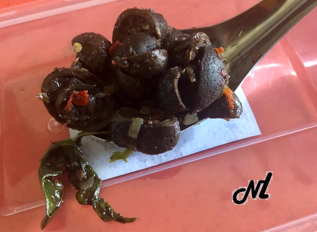 NaungLong_MM's tweet photo. Myanmar’s Traditional Food, Fried Earthstar Mushroom.. 👍😊 https://t.co/W08N3yrXg9