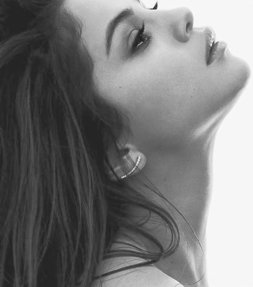 UpdatesSMG's tweet image. a woman