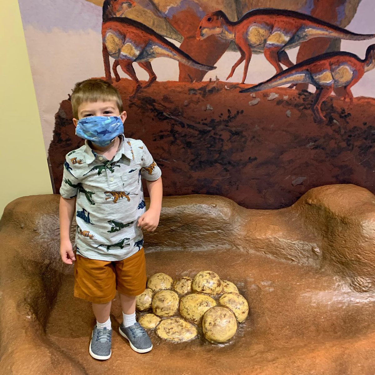 TCMIndy's tweet photo. This year has definitely been one to remember...masks & all! Our visitors have been doing a fantastic job wearing their masks at the museum. Here are some of our favorite "Mask on Memories"!
📸 If you have some of your own, please share them using #MasksAtTCM https://t.co/zHZCWoz49y