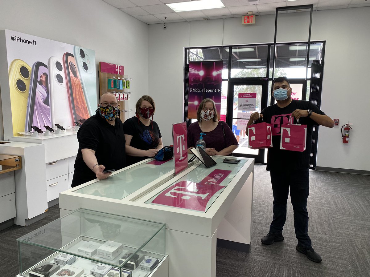 Maurilio closing 5 lines from Verizon w/ using our “Keep &amp; Switch” promo, “3rd line on Us” and “50% off Samsung A51” here at the Winter Garden Village 🔥🔥🔥🔥🔥<a href="/JasonCalle4/">Jason Calle</a> <a href="/PedroCascina/">Pedro Cascina</a> <a href="/StephenJamesA/">Stephen Armstrong</a> <a href="/ARod_013/">Andrés R.</a> #OrlandoElite #RIS
