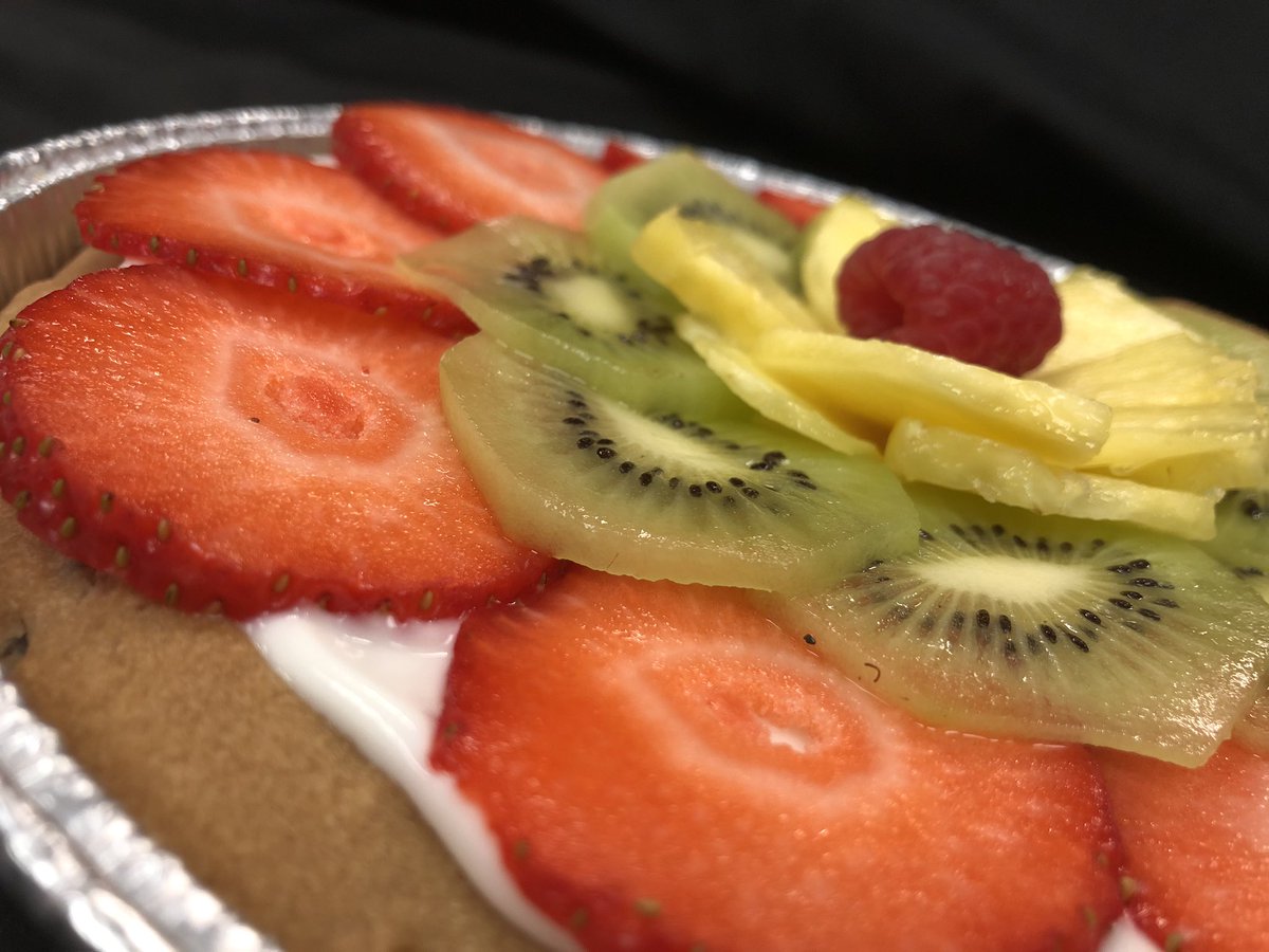 canopy_street's tweet photo. When the boss is away the kids will play...play with cookies that is.
Chocolate chip cookie and fruit dessert pizza anyone?
🍪 🍓🥝🤔😮🤭🤗🤤
#fruitcookie #healthy https://t.co/IeRUdEHvoJ