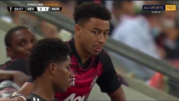 YungStr5's tweet photo. Be like Lingard wanna give Rashford slap #MUNSEV #SEVMUN  #UEL 🤣💔 https://t.co/rM1bGmfEZE