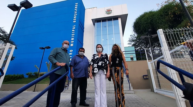 tgoncalense's tweet photo. Pronto e fechado há quatro anos, finalmente o Teatro Municipal de São Gonçalo vai abrir suas portas ao público gonçalense. O prefeito Nanci entregou na última sexta-feira (14) as chaves do local ao secretário de Cultura. Mas, por conta da pandemia, permanecerá, ainda, fechado. https://t.co/GARPG65l1M