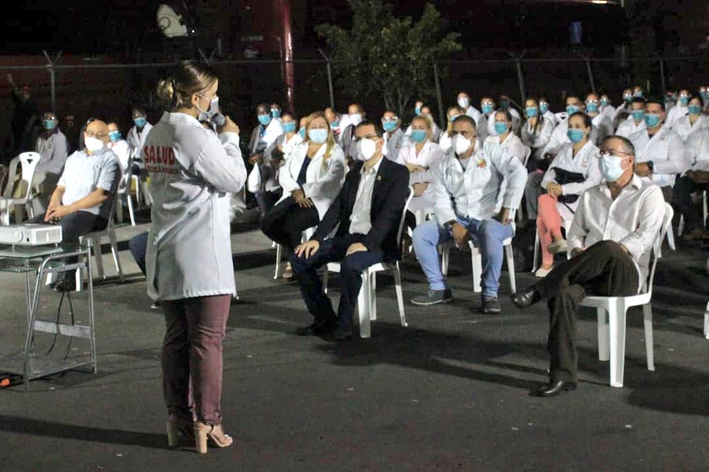 ErikaPSUV's tweet photo. ¡La unión de los pueblos revolucionarios sigue dando frutos! Arribaron a tierra bolivariana, 212 médicos y médicas cubanas para apoyarnos en la lucha contra el COVID-19. Bienvenid@s herman@s, sé que en unión podremos vencer este enemigo invisible. Vamos con todo. https://t.co/apPTJ5aCsl