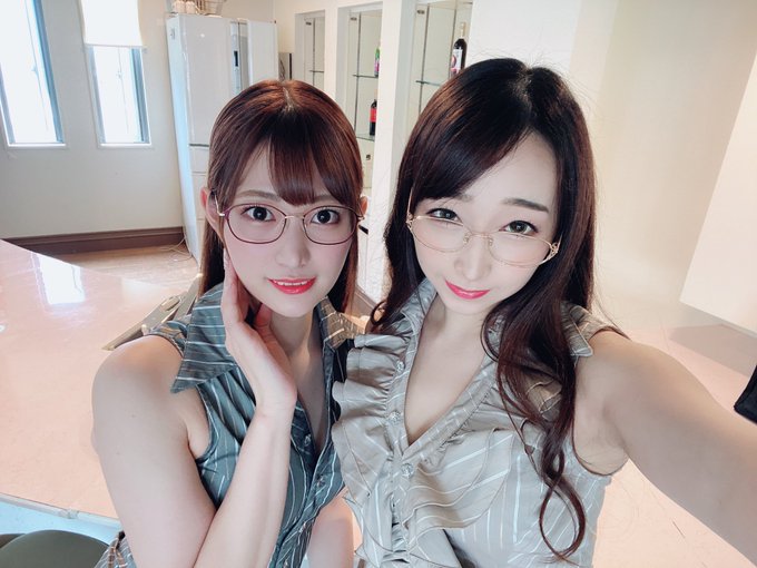 予約受付中のあかりんとの共演作撮影時のオフショ 一日中笑ってて最高の日だった✨  3枚目であかりんとの2ショにチラと 写りこんだﾏﾈ氏は後に自撮り用の スマホ台になりました https://t.co/
