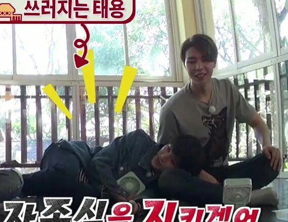 taeyong randomly lying with his head on johnny's lap
