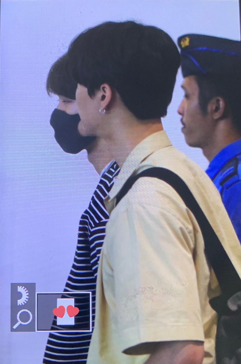 remember when they arrived in Indonesia and at the airport Johnny was still wearing his button up shirt but at the rehearsal he was only wearing the white t-shirt and the shirt he was wearing is suddenly on taeyong's body