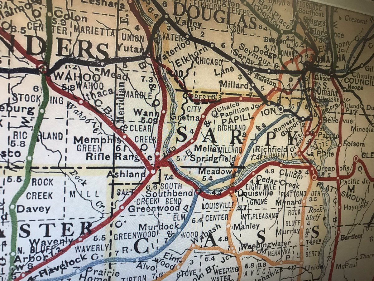 Built 100+ feet high to pressurize water for distribution, they’re often the tallest structures in towns. A century ago, they had another role: supplying water for trains. Steam locomotives needed water every 7 miles — that’s why many small towns were spaced accordingly.2/