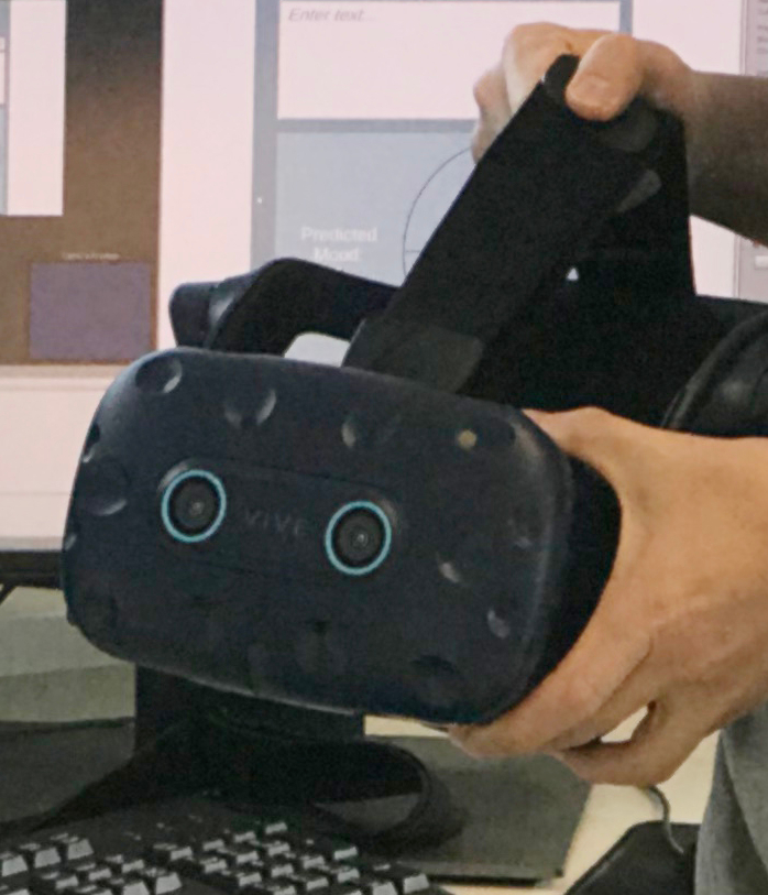 sftichallenge's tweet photo. Our Seed projects invest in risky and complex ideas that stretch tech. Meet Dr Sungchul Jung @UCNZ, he is developing VR tech to help doctors treat their patients safely: https://t.co/EuUOWGOw9N @smcnz @MBIEsci #vrhealthcare https://t.co/R0yRVu8h8X
