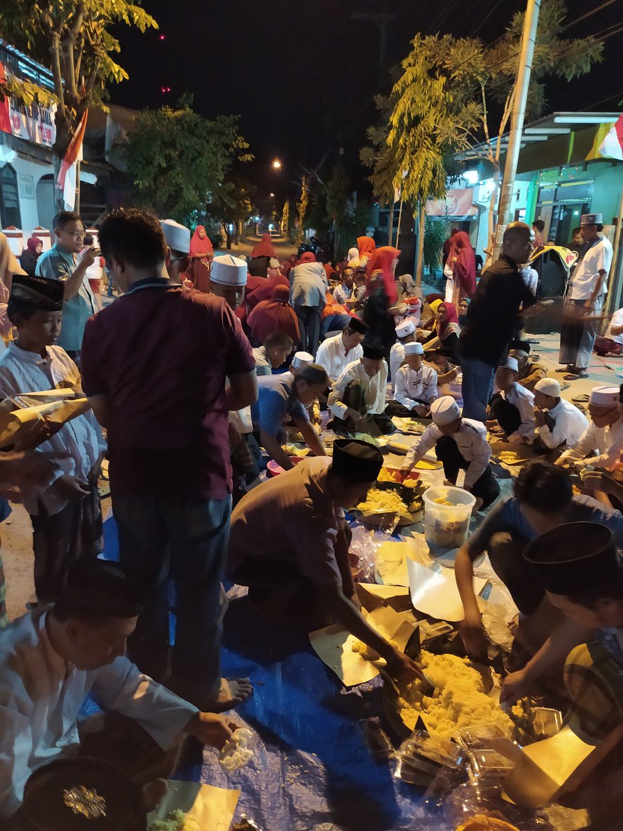 Djagad_Alie's tweet photo. Tasyakuran malam 17an peringatan HUT RI 75 Th di lingkungan kami.. RT 10 RW 03 Desa Sukorejo, Bojonegoro - Jawa Timur
#HutRI75 #HutRIke75 #75ThRI #DirgahayuRI75 #DirgahayuIndonesiaku https://t.co/cof6IBWNm5
