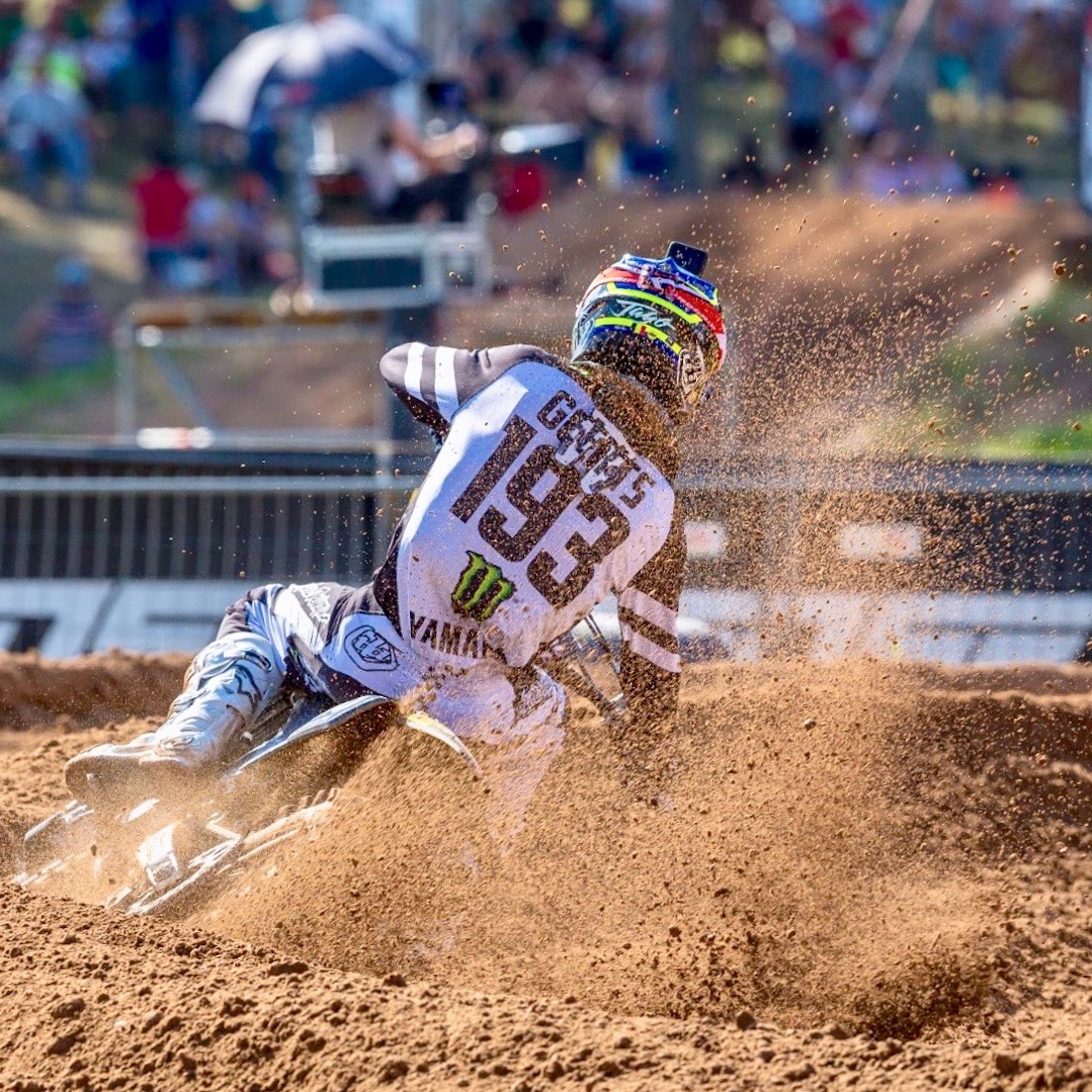 FuelUniverseTV's tweet photo. Herlings y Geerts se imponen en el MXGP de Kegums || https://t.co/yyxoAB3vzj ||
#MXGP #Kegums #Herlings #KTM #Jasikonis #Husqvarna #Geerts #Yamaha #FUelUniverse https://t.co/eRLpwH6ymY