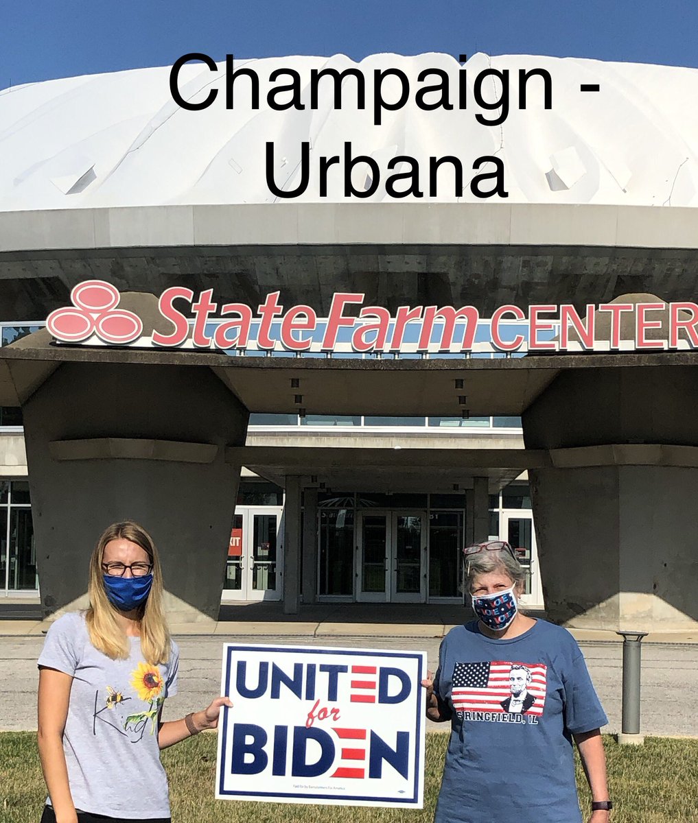 Handing off my #UnitedForBiden sign to Celine in Champaign-Urbana. Home of the University of Illinois! #SignsAcrossAmerica #WeWantJoe @IlSigns