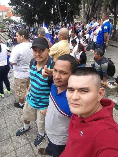 Ku1989Paul's tweet photo. #Nicaragua el @EjercitoNica🇳🇮 capturó en la frontera al asesino de policías "chino wan" con armas, drogas y explosivos. El sujeto vivía en #CostaRica a raíz de los asesinatos en el año 2018 por parte de los Tranqueros, lugar desde donde amenazó de muerte a ciudadanos sandinistas. https://t.co/jaymEhUVJw