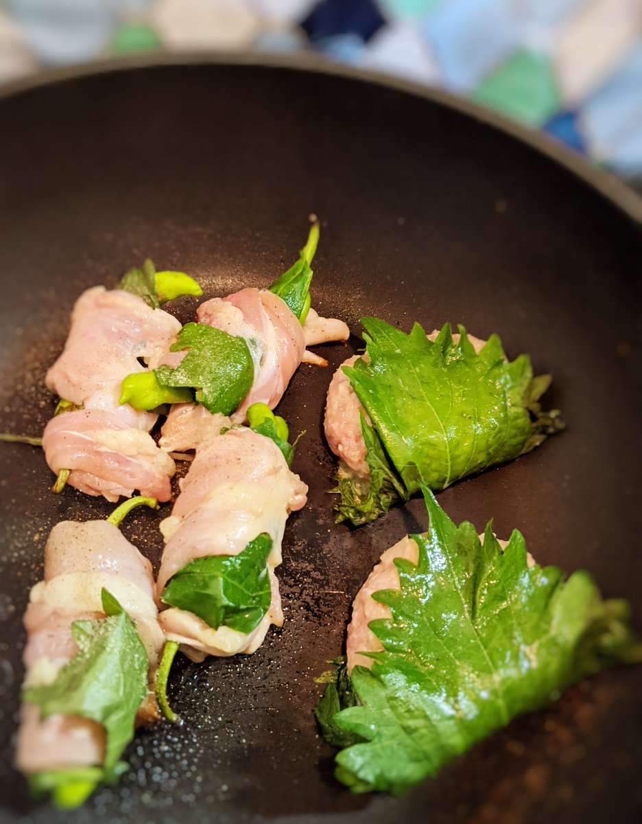 夏休み休み明け久しぶりのお弁当
野菜を鶏せせりで巻くと美味しかった😊
#大葉バーグ
#鶏せせり野菜巻き
#竹輪いそべ焼き
#タイあら炊き小松菜添え
#海苔卵焼き
#家のミニトマト
#母梅干し
