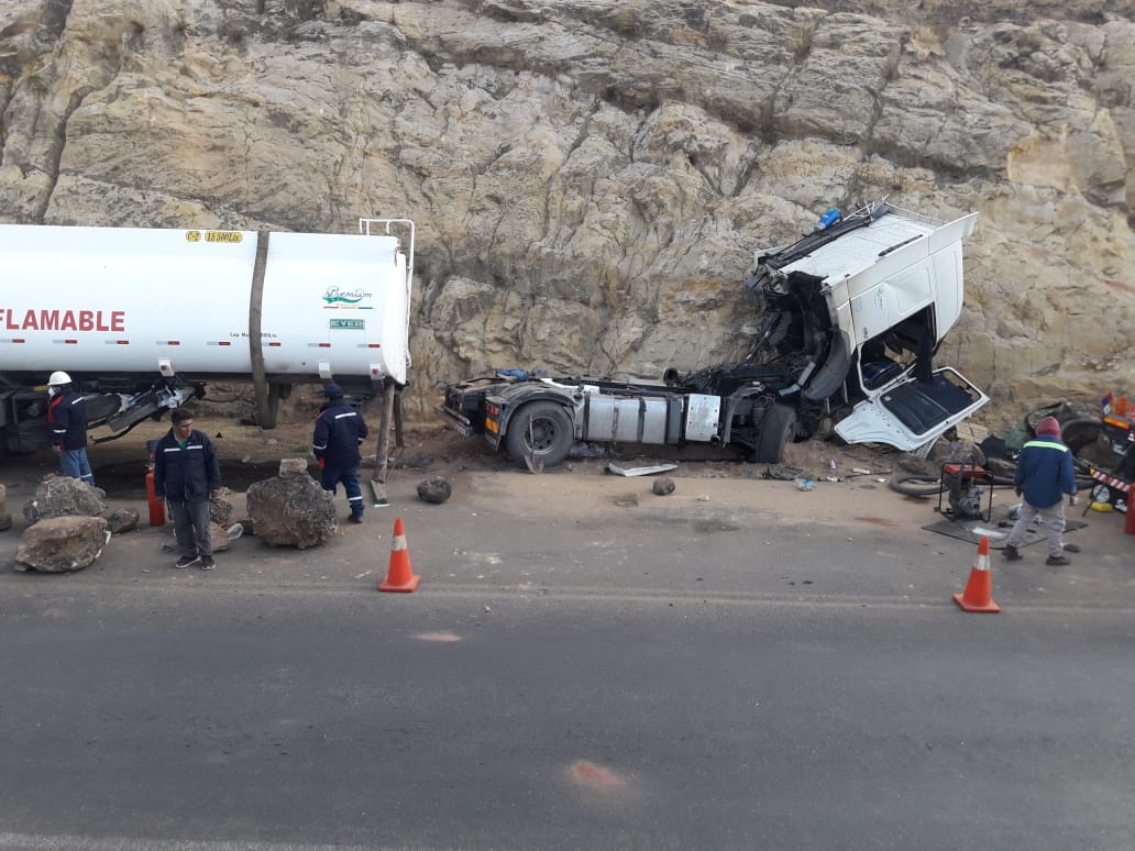 noticiasfides's tweet photo. #ANF La @AnhBolivia reporta que una cisterna sufrió un accidente al tratar de esquivar las piedras que dejaron los bloqueadores en la ruta Oruro – Cochabamba. 👇

(Fotos: ANH) https://t.co/UQdP4qIcEF