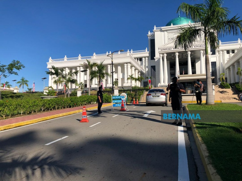 #PolitikSabah: Pasukan keselamatan memeriksa setiap kenderaan yang memasuki pekarangan Kompleks Mahkamah Kota Kinabalu.

Mahkamah Tinggi hari ini akan menentukan sama ada keputusan Yang Dipertua Negeri Sabah membubarkan DUN pada 30 Julai lalu boleh dibicarakan di mahkamah.