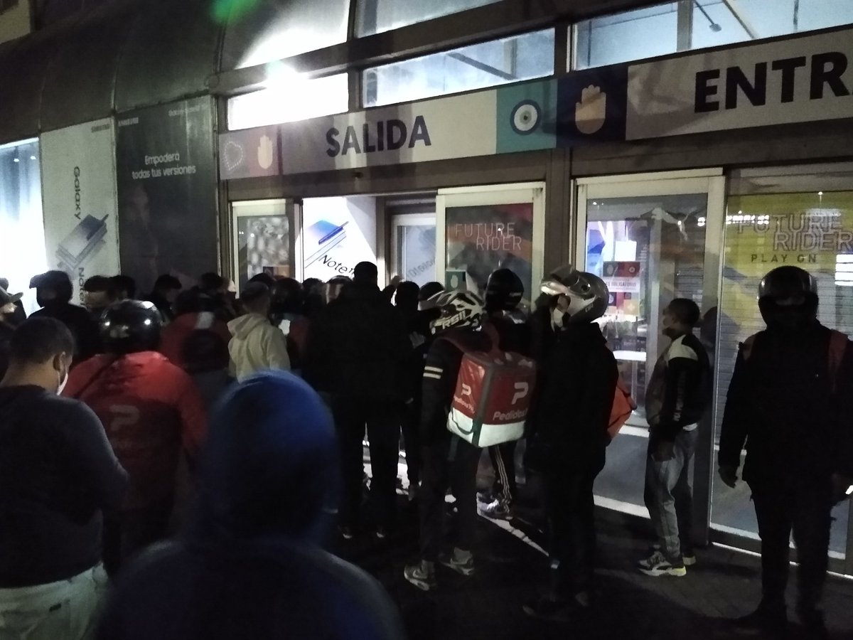 Así está el shoping de Avellaneda, una vergüenza... Quien se hace cargo ??? <a href="/alferdez/">Alberto Fernández</a> <a href="/Kicillofok/">Axel Kicillof</a> <a href="/gestion_a/">Municipio de Avellaneda</a>