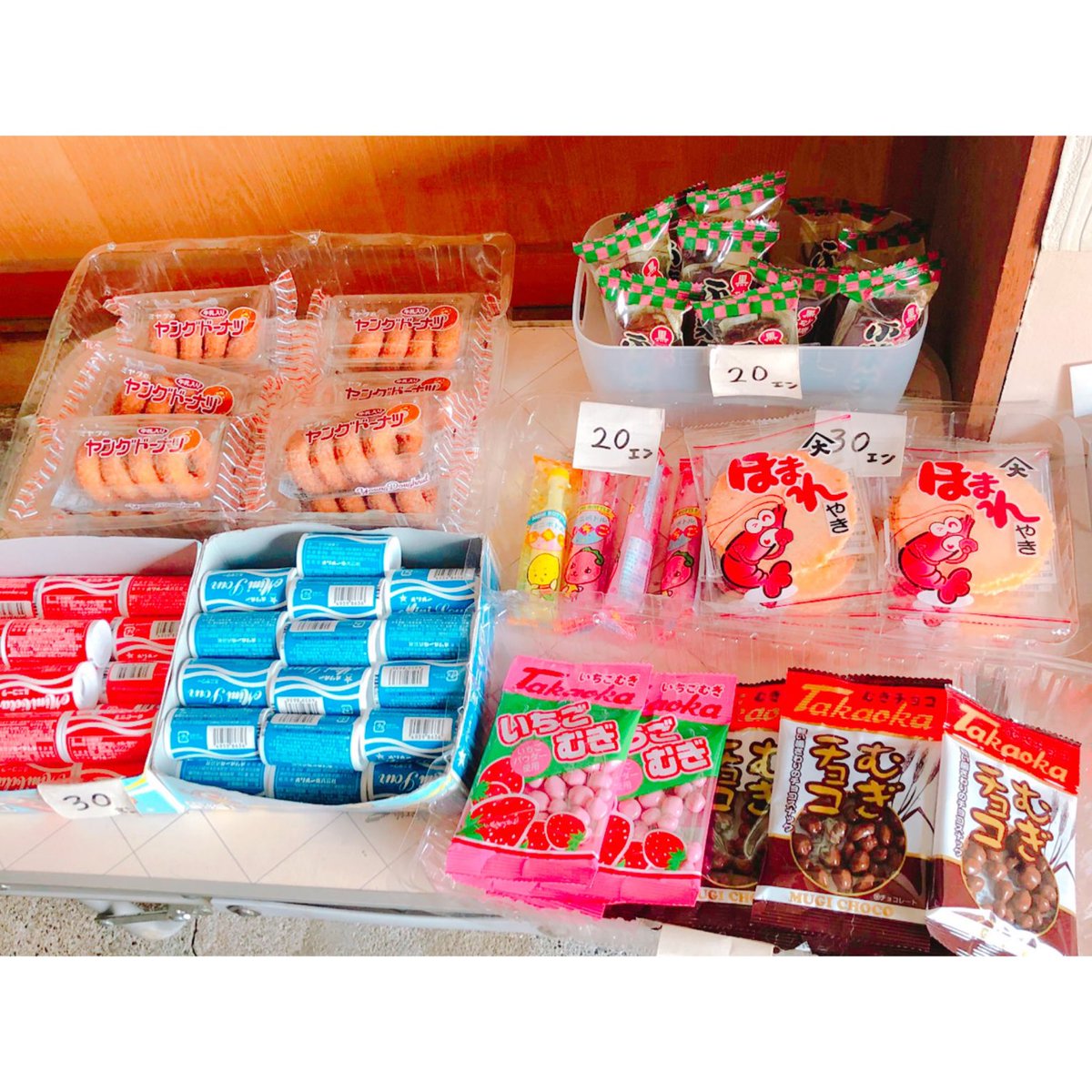 沼津知るぞー 駄菓子屋れんげ 沼津市石川にある駄菓子屋さん 昔懐かしい雰囲気のお店です 週末限定で4枚目のように店主の営む Steelさん And Steel Aki をはじめとするクリエイターさんが作ったハンドメイド作品も販売 次沼津に帰ったときは必ず行って