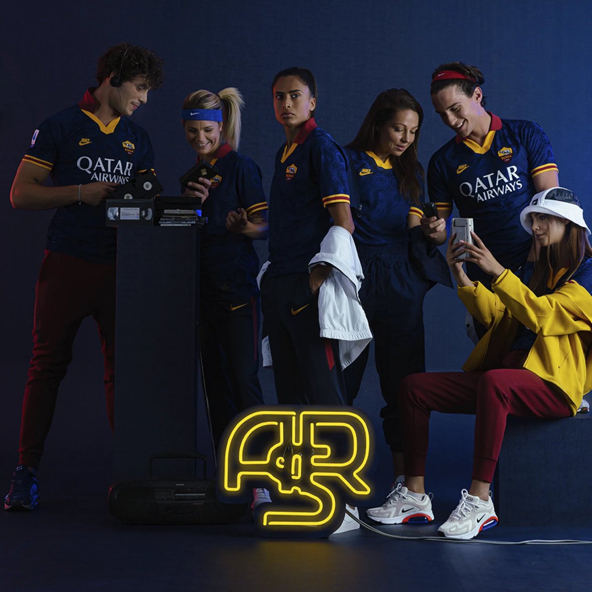 El tercer kit era de color azul con un grafico que mesclaba las siglas ASR y el logo historico del club.Los colores amarillo y vino aparecian en el cuello y los puños.Esta camiseta estaba inspirada en un viejo modelo de la temporada 1991/1992.