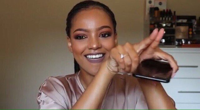 fabuextral's tweet image. He doesn't talk to me and he doesn't look my direction..😂😂😂

Aunty, abeg rest it already... the only direction Laycon is looking at right now is 85mil
#BBNaija #StreamLaycon 
Laycon and 85mill👇👇👇👇