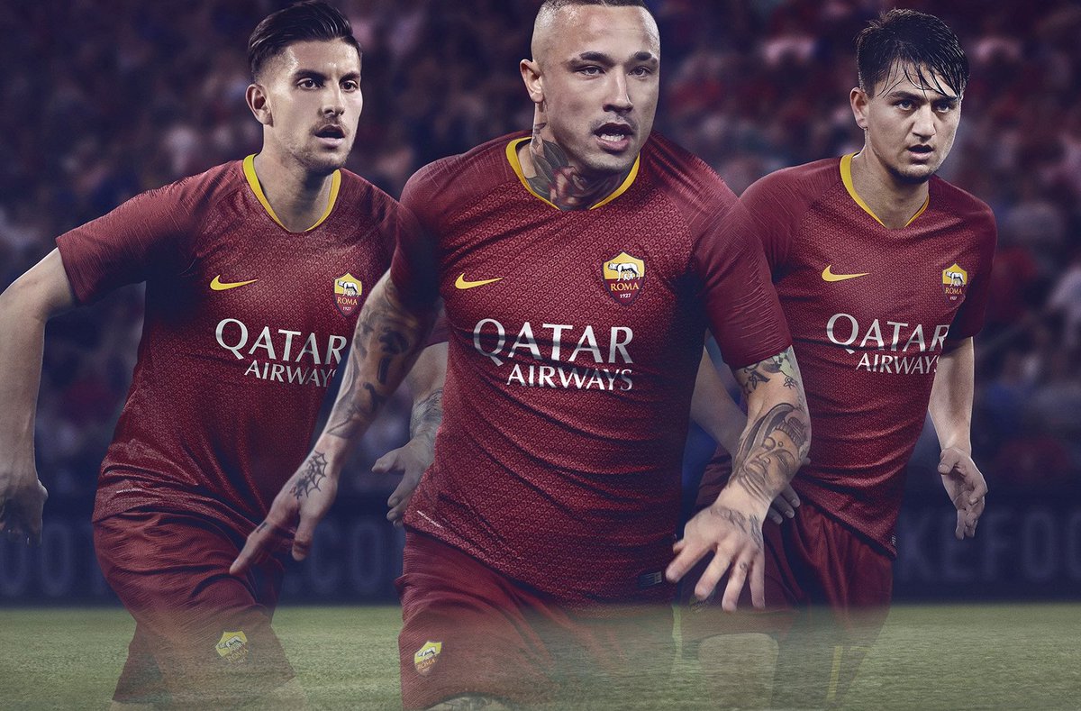 Volvieron los hilos de Nike.Esta vez nos vamos a Italia, para ver la relacion entre Nike y la Roma.En el siguiente hilo veremos las camisetas que la marca de la pipa le hizo al equipo de "La Lupa" en las ultimas temporadas. @EleteTSC  @LaCasacaBlog Abro hilo