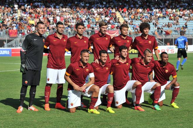 Arrancamos en la temporada 2014/2015.La relacion entre la AS Roma y Nike empezo con una camiseta titular con puños amarillos y un cuello polo a botones, ademas de un diseño a lineas que recorrian la camiseta.La frase "La Roma Non Si Discute Si Ama" aparecia dentro del cuello.
