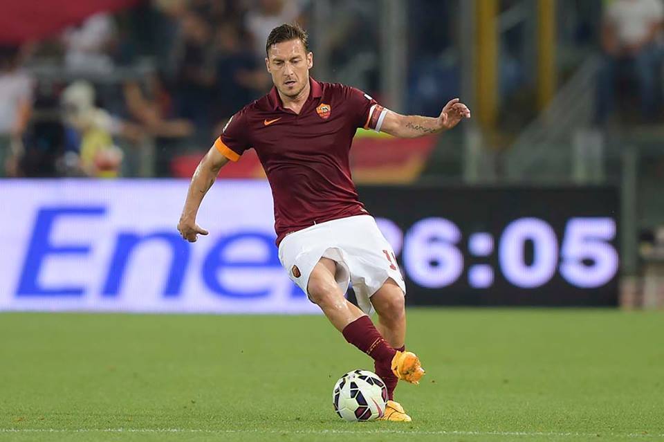 Arrancamos en la temporada 2014/2015.La relacion entre la AS Roma y Nike empezo con una camiseta titular con puños amarillos y un cuello polo a botones, ademas de un diseño a lineas que recorrian la camiseta.La frase "La Roma Non Si Discute Si Ama" aparecia dentro del cuello.