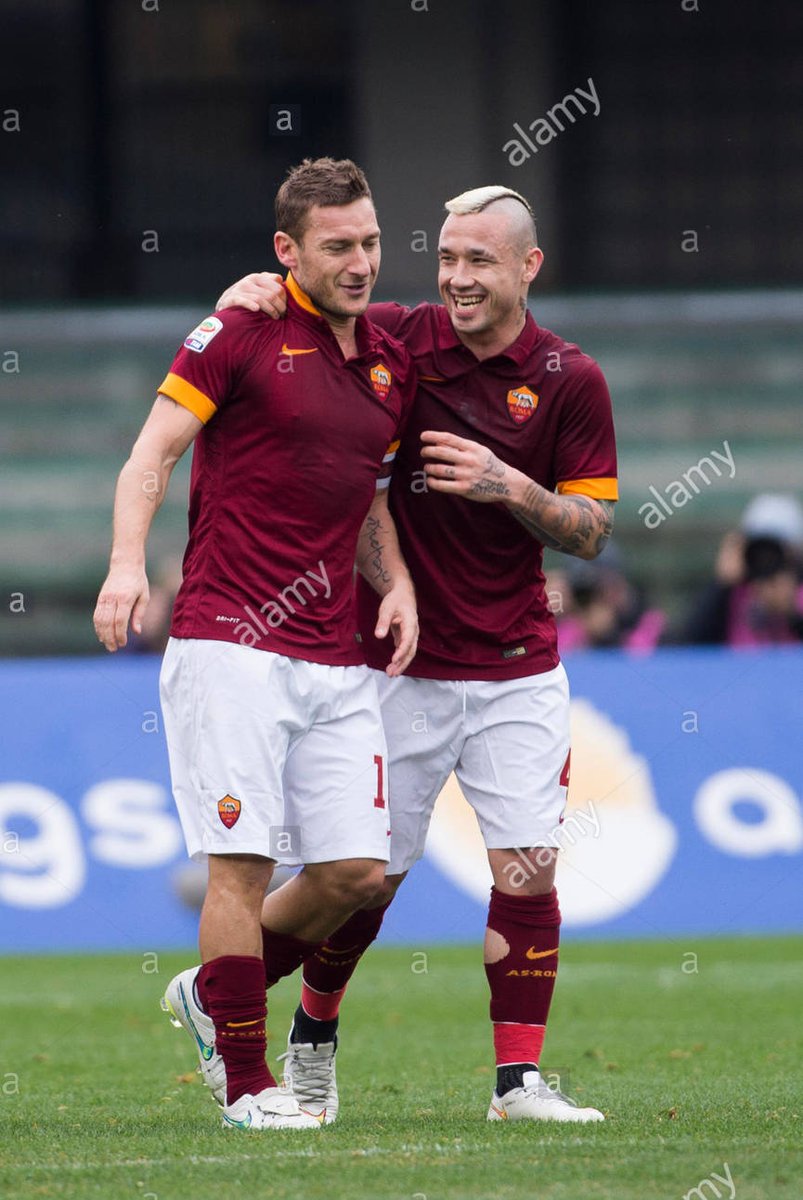 Arrancamos en la temporada 2014/2015.La relacion entre la AS Roma y Nike empezo con una camiseta titular con puños amarillos y un cuello polo a botones, ademas de un diseño a lineas que recorrian la camiseta.La frase "La Roma Non Si Discute Si Ama" aparecia dentro del cuello.