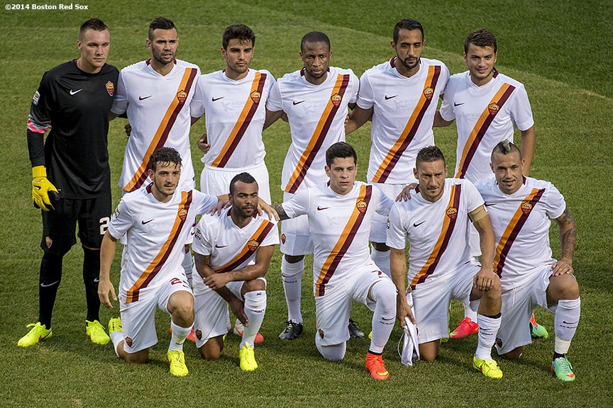 La alternativa era blanca con una franja diagonal con los colores del club, ademas de un cuello en V con rojo en la parte trasera.Esta camiseta estaba inspirada en una alternativa usada en la decada del 60.