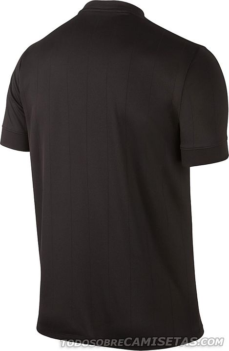 El tercer kit era una camiseta negra con finas lineas que recorrian la camiseta.En la parte frontal del cuello en V aparecia el color naranja.Un jocktag triangular decoraba el interior del cuello.