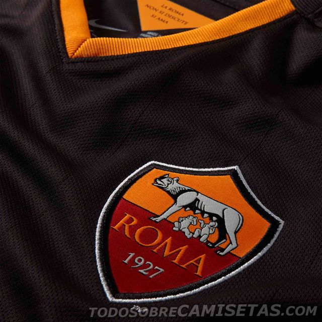 El tercer kit era una camiseta negra con finas lineas que recorrian la camiseta.En la parte frontal del cuello en V aparecia el color naranja.Un jocktag triangular decoraba el interior del cuello.