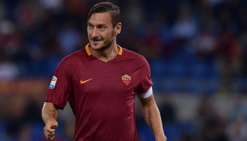 Para la temporada 2016/2017 la titular con el vinotinto tradicional tenia un patron de finas lineas horizontales en toda la camiseta.En la nuca de la camiseta aparecia el nombre del club.