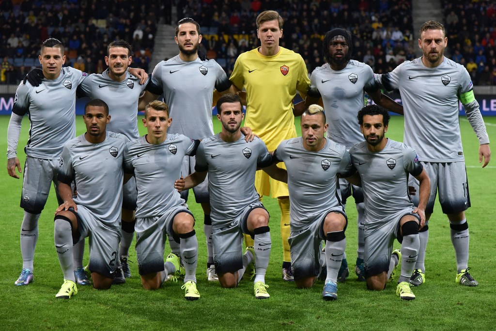 Al igual que el resto de los clubes top de Nike, AS Roma presento su tercer kit "Night Rising".El color elegido fue el gris, inspirado en La Lupa.Este uniforme fue estrenado ante el Bate Borisov en Champions League.