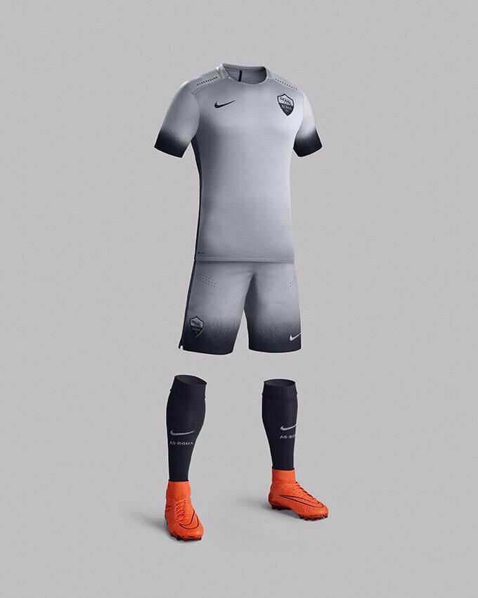 Al igual que el resto de los clubes top de Nike, AS Roma presento su tercer kit "Night Rising".El color elegido fue el gris, inspirado en La Lupa.Este uniforme fue estrenado ante el Bate Borisov en Champions League.