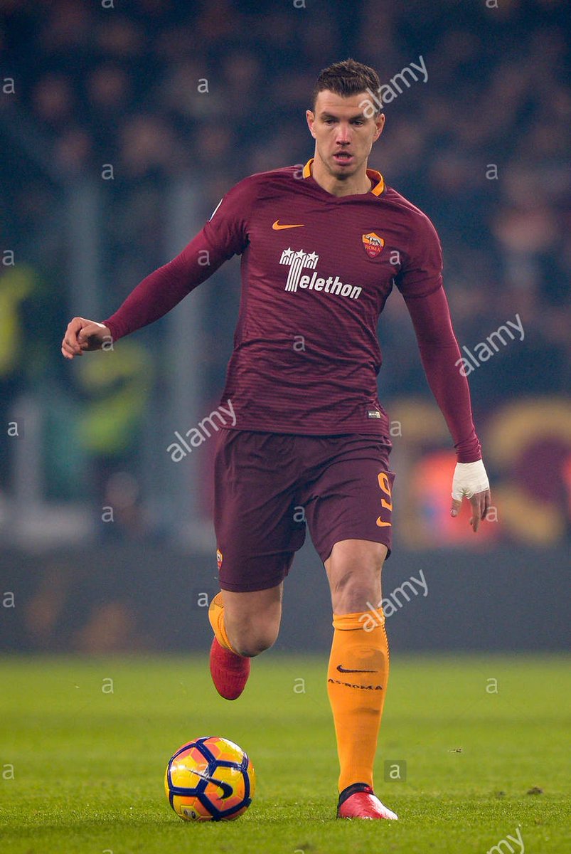 Para la temporada 2016/2017 la titular con el vinotinto tradicional tenia un patron de finas lineas horizontales en toda la camiseta.En la nuca de la camiseta aparecia el nombre del club.