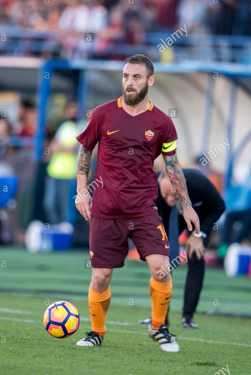 Para la temporada 2016/2017 la titular con el vinotinto tradicional tenia un patron de finas lineas horizontales en toda la camiseta.En la nuca de la camiseta aparecia el nombre del club.