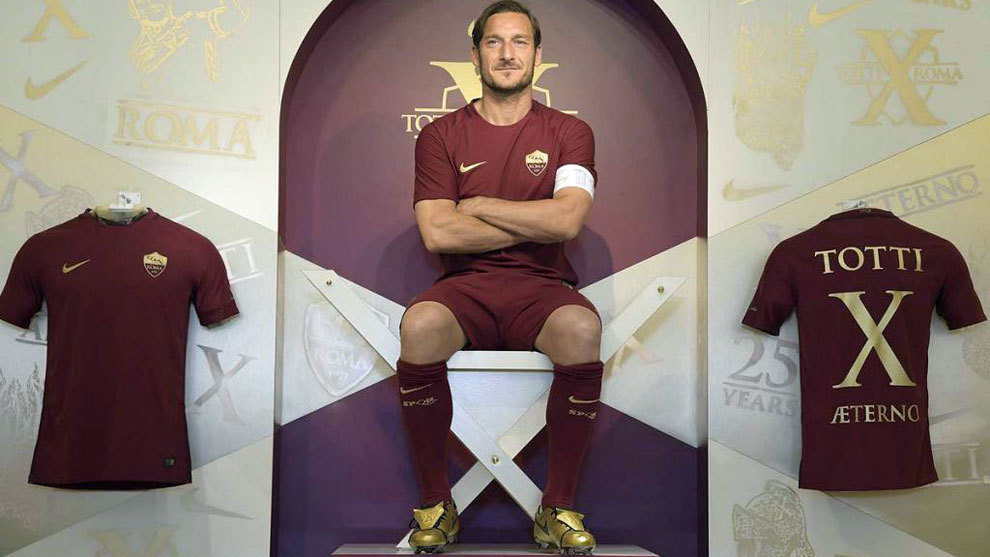 Camiseta Derby 2016.El diseño celebraba los 90 años del club.La camiseta era vinotinto con detalles en negro y dorado.El escudo era monocromatico y en la nuca aparecia un jocktag con las iniciales SPQR de "Senātus Populus que Romānus" (El Senado y el Pueblo de Roma).