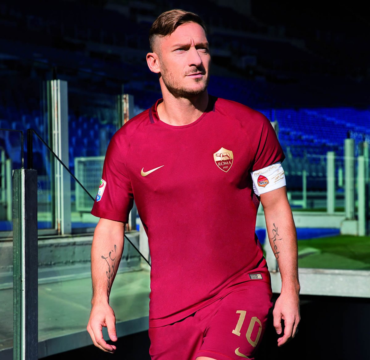 Camiseta Derby 2016.El diseño celebraba los 90 años del club.La camiseta era vinotinto con detalles en negro y dorado.El escudo era monocromatico y en la nuca aparecia un jocktag con las iniciales SPQR de "Senātus Populus que Romānus" (El Senado y el Pueblo de Roma).