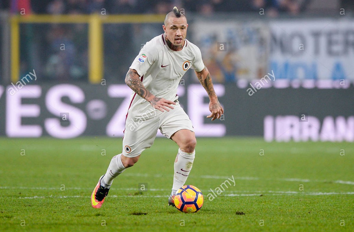 Volvia el clasico escudo con la cabeza de lobo en la camiseta alternativa.La camiseta no destacaba por diseño, basicamente era blanca con detalles rojo oscuro.