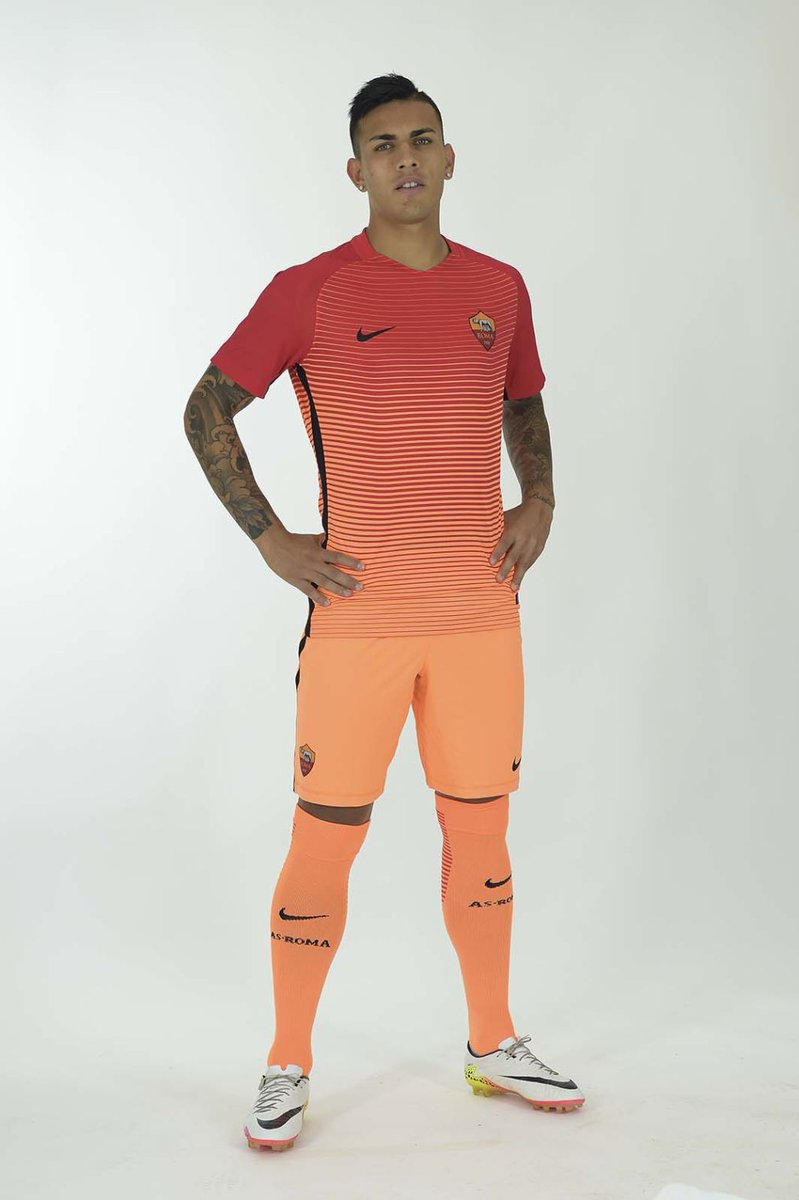 Para el tercer kit la As Roma conto con el template global de nike que consistia en convinar dos colores con un degrade en lineas.Los colores elegidos fueron el naranja y el amarillo.