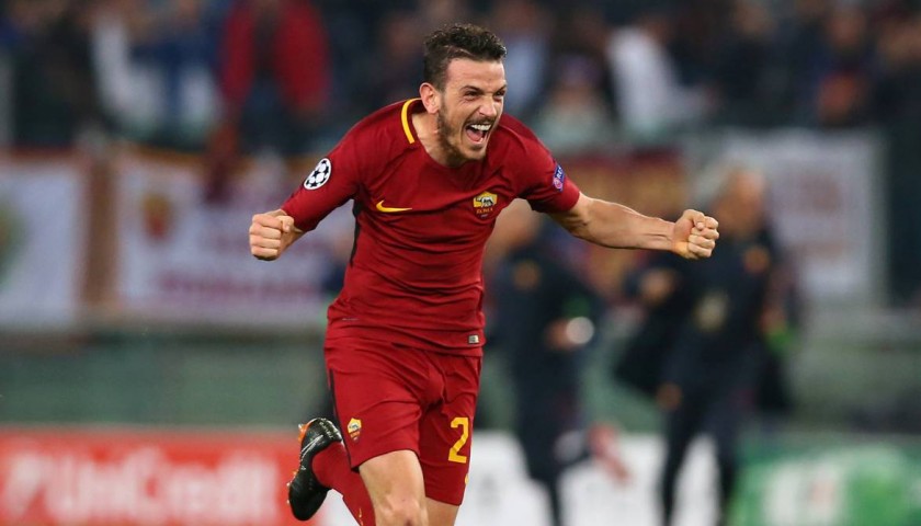 La home de la temporada 2017/2018 era roja con detalles amarillos en el cuello y megros en las tiras laterales.En el interior del cuello aparecia el caracteristico jocktag de "Roma Siamo Noi" (Nosotros Somos Roma).